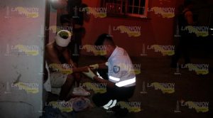 En una cuarteria, sujeto se abre el cráneo