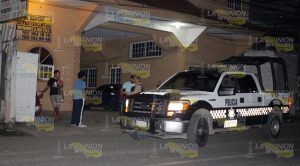 En una cuarteria, sujeto se abre el cráneo