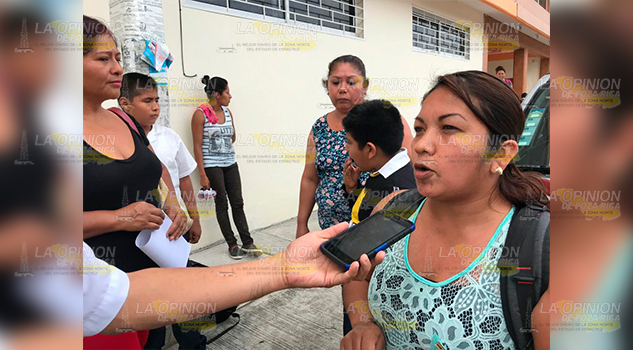 Padres de familia de la escuela primaria Morelos de Tihuatlán exigen cuentas a presidente de APF