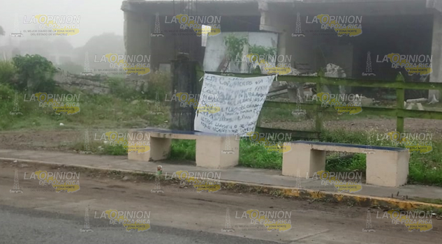 Amanece manta en la entrada a Tecolutla