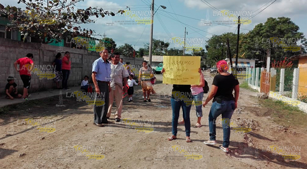 Padres de Familia construirán kínder en vía publica