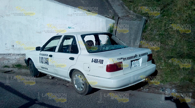 Hallan 3 ejecutados en un taxi en la Sierra Norte de Puebla