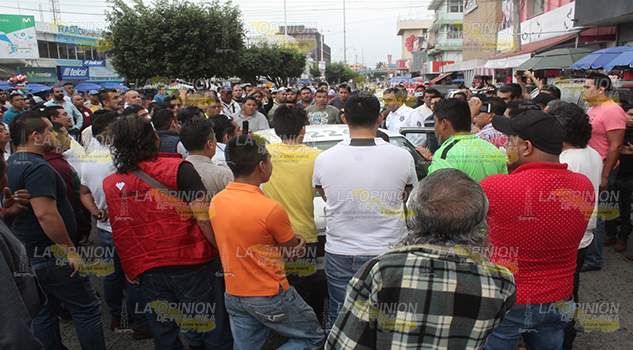 A golpes, taxistas disputan las calles, bloquean centro de la ciudad