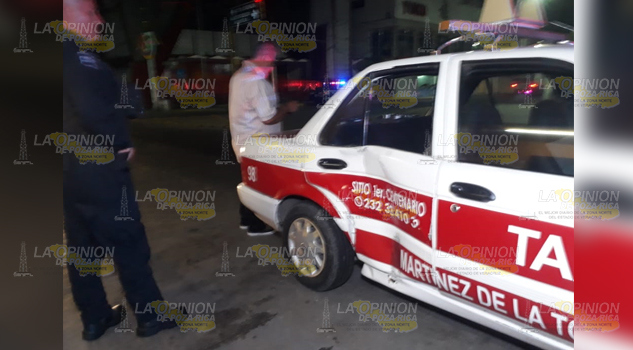 Choca veloz moto con taxi en el crucero de Ávila Camacho en Martínez de la Torre