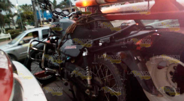 Choca veloz moto con taxi en el crucero de Ávila Camacho en Martínez de la Torre