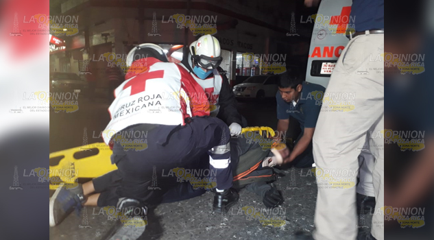 Choca veloz moto con taxi en el crucero de Ávila Camacho en Martínez de la Torre