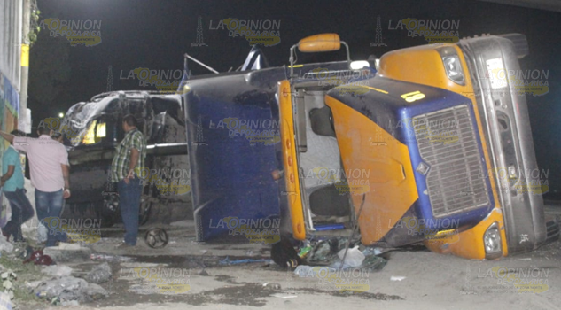Vuelca tráiler cargado de material mineral sobre carretera 180; en Tihuatlán.