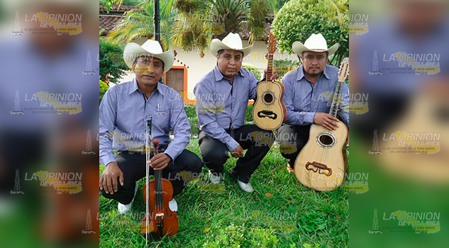 Trío son huasteco de Zozocolco, tocará en el Zócalo de la CDMX en conmemoración al Día Internacional de la Lengua Materna