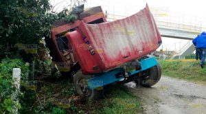 ¡Camión de limpia pública a punto de volcar en Tuxpan! ¡Camión de limpia pública a punto de volcar en Tuxpan!