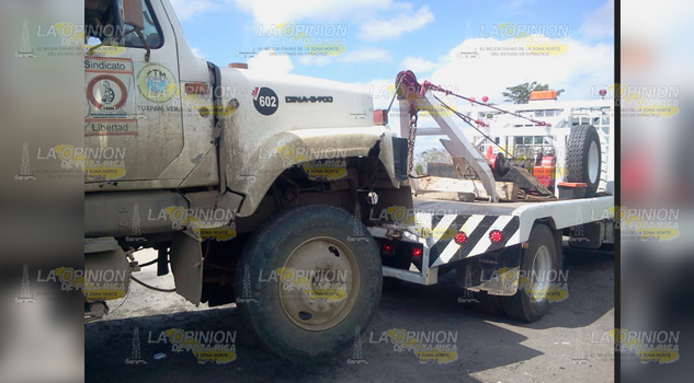 Camión materialista termina fuera de la carretera sobre la autopista Tuxpan Poza Rica