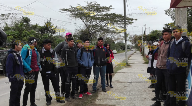 Reciben clases hacinados y en el piso