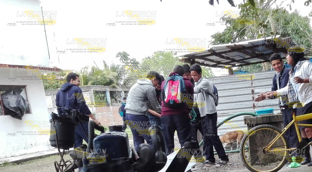 Reciben clases hacinados y en el piso