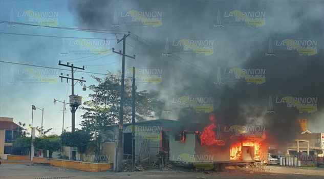 Fuego consume un remolque