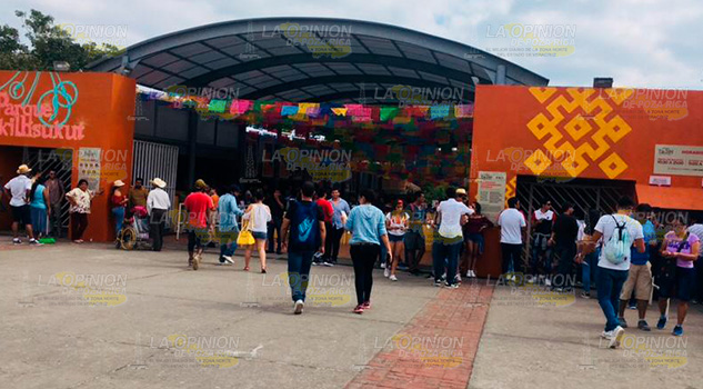 Por órdenes de “arriba”, desalojan a ambulantes de Cumbre Tajín 2019.