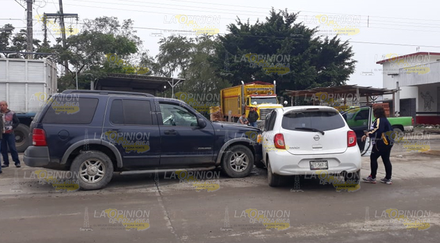 Vehículo impacta camioneta
