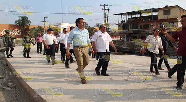 El gobernandor Cuitlahuac García supervisa obra de la carretera Poza Rica-Coatzintla