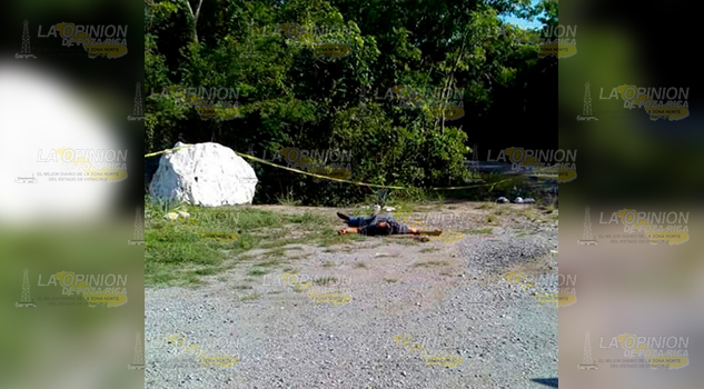 Abuelito aparece muerto en carretera; presumen que fue atropellado