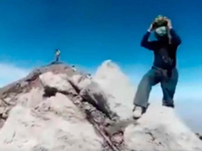 Jóvenes escalan el Popocatépetl para grabar su interior