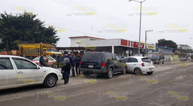 Vehículo impacta camioneta
