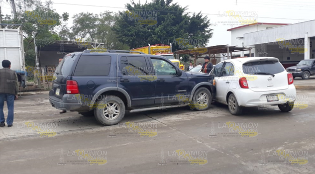 Vehículo impacta camioneta