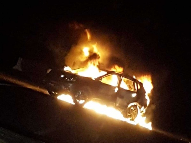 Bloquean en Guanajuato autopistas y queman autos