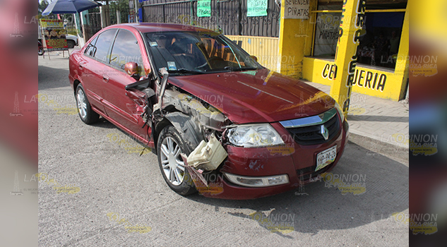 Por no ceder el paso colisionan sobre la carretera Poza Rica al Tajín; frente a bodega Aurrerá