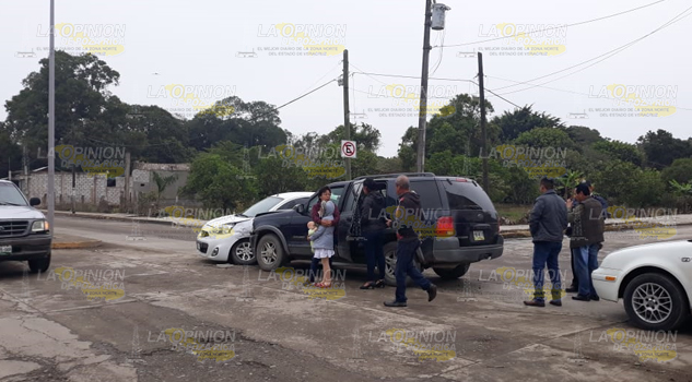 Vehículo impacta camioneta