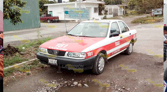 Taxi abandonado causa movilización policiaca en Tlapacoyan