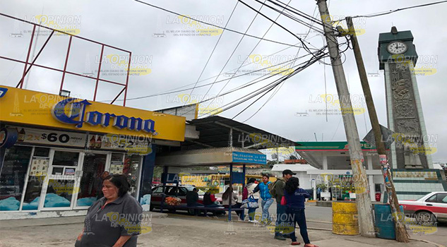 Poste de CFE a punto de colapsar en parada
