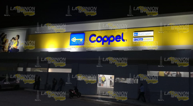Hombres armados asaltan Coppel