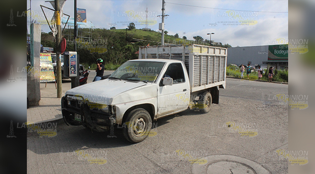 Por no ceder el paso colisionan sobre la carretera Poza Rica al Tajín; frente a bodega Aurrerá
