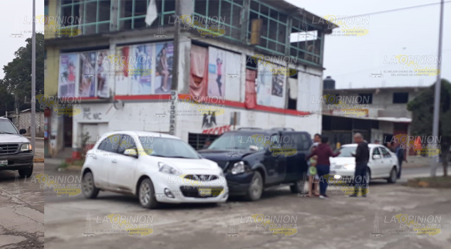 Vehículo impacta camioneta