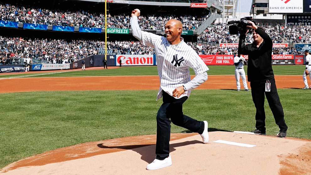 Mariano Rivera lanza la primera bola en el Opening Day del Yankee Stadium
