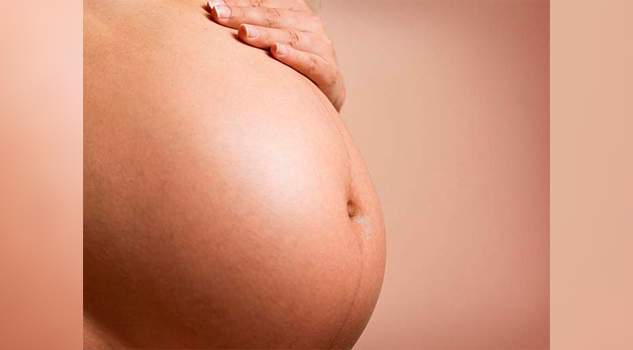 Mujer da a luz a gemelos un mes después de su primer hijo