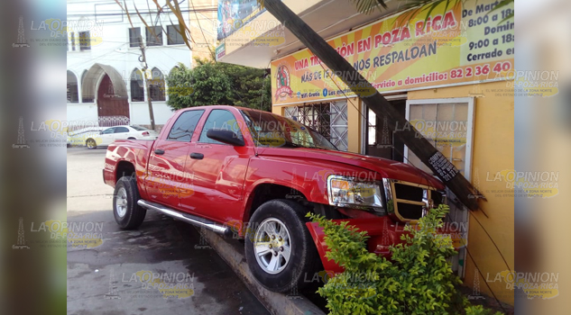Camioneta choca en restaurante en la colonia Laredo