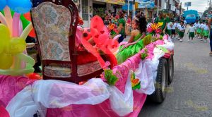Alegre y colorido desfile de primavera en Álamo Alegre y colorido desfile de primavera en Álamo