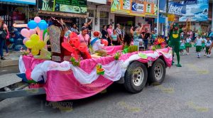 Alegre y colorido desfile de primavera en Álamo Alegre y colorido desfile de primavera en Álamo