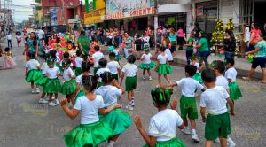 Alegre y colorido desfile de primavera en Álamo Alegre y colorido desfile de primavera en Álamo