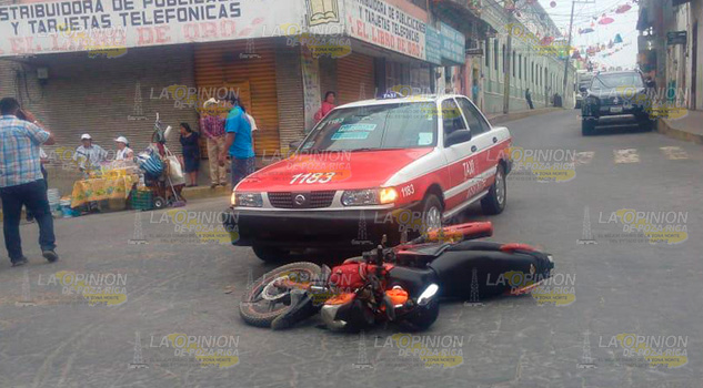 Aparatoso accidente entre Taxi y motociclista en Papantla Aparatoso accidente entre Taxi y motociclista en Papantla