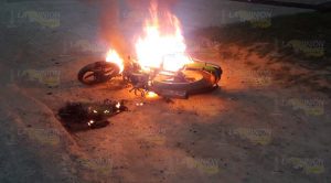 Arde moto a orillas de la carretera Tuxpan - Tampico Arde moto a orillas de la carretera Tuxpan - Tampico