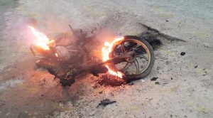 Arde moto a orillas de la carretera Tuxpan - Tampico Arde moto a orillas de la carretera Tuxpan - Tampico