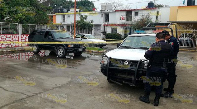 Aseguran en Tuxpan camioneta con reporte de robo Aseguran en Tuxpan camioneta con reporte de robo