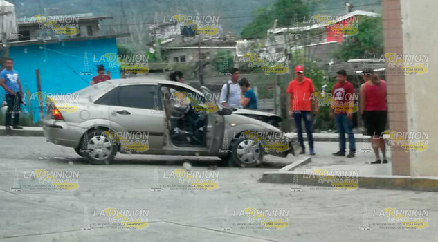 Aparatoso choque en crucero de la Curva en Cerro Azul