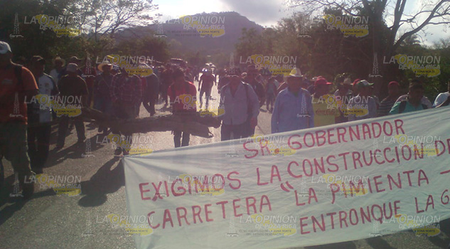 Bloquean carretera federal en La Pimienta Bloquean carretera federal en La Pimienta