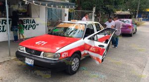 Camioneta le destroza puerta a un taxi en Tuxpan Camioneta le destroza puerta a un taxi en Tuxpan