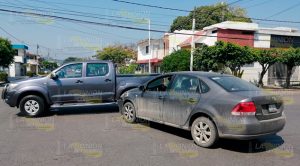Clásico choque entre camioneta y automóvil en la 27 de Septiembre Clásico choque entre camioneta y automóvil en la 27 de Septiembre