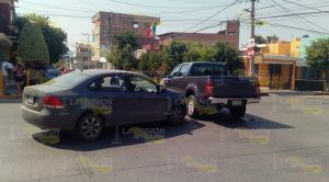 Clásico choque entre camioneta y automóvil en la 27 de Septiembre Clásico choque entre camioneta y automóvil en la 27 de Septiembre