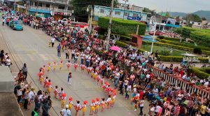 Colorido desfile de bienvenida a la primavera en Naranjos