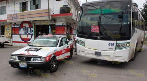 Conductor de autobús arrastra a taxi por ir mirando el celular Conductor de autobús arrastra a taxi por ir mirando el celular
