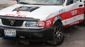 Conductor de autobús arrastra a taxi por ir mirando el celular Conductor de autobús arrastra a taxi por ir mirando el celular